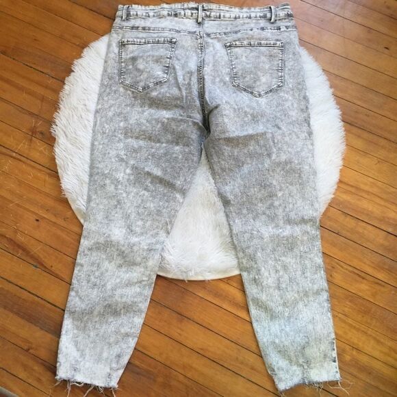 Fashion Nova Plus size Cloudy Sky’s Jeans - Picture 3 of 6